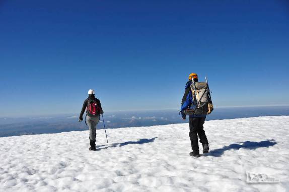 Caminhando no cume do vulcão Lanín, a mais de 3.700 metros de altitude, na região de Junín de Los Andes, no sul da Argentina